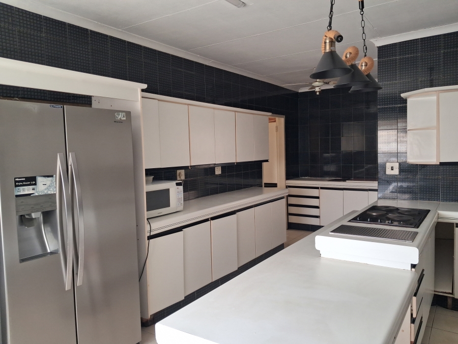 5 Bedroom Property for Sale in Manzil Park North West